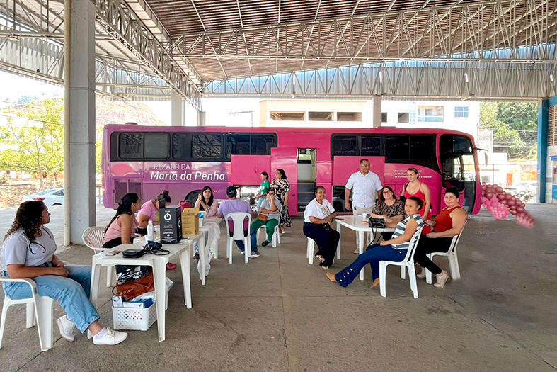Ônibus do Juizado Itinerante da Lei Maria da Penha chega às escolas de Ecoporanga.