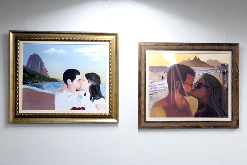 Dois quadros com cenas parecidas (casal se beijando em frente a cenários icônicos do Rio de Janeiro) pendurados lado-a-lado.