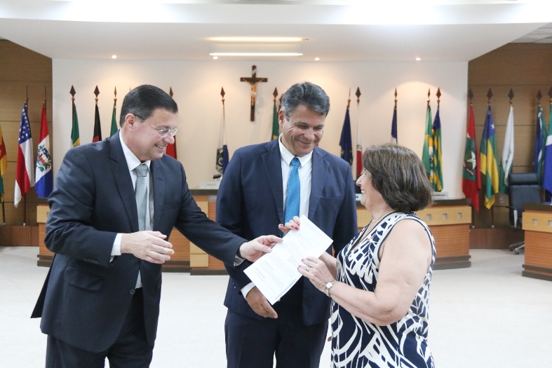 O supervisor das Varas Criminais e de Execuções Penais, desembargador Fernando Zardini Antonio, e o juiz titular da Vara de Execuções de Penas e Medidas Alternativas (Vepema), Carlos Eduardo Ribeiro Lemos entregam um alvará a uma representante de uma Instituição Social.