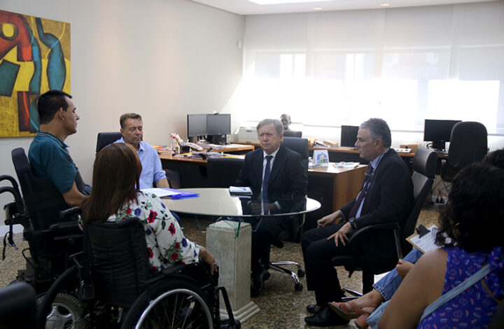 Presidente do TJES e presidente da Comissão de Acessibilidade e Inclusão recebem membros do Instituto Superação