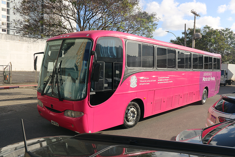 Ônibus em tons rosados que faz atendimentos jurídicos para mulheres vítimas de violência doméstica e familiar.