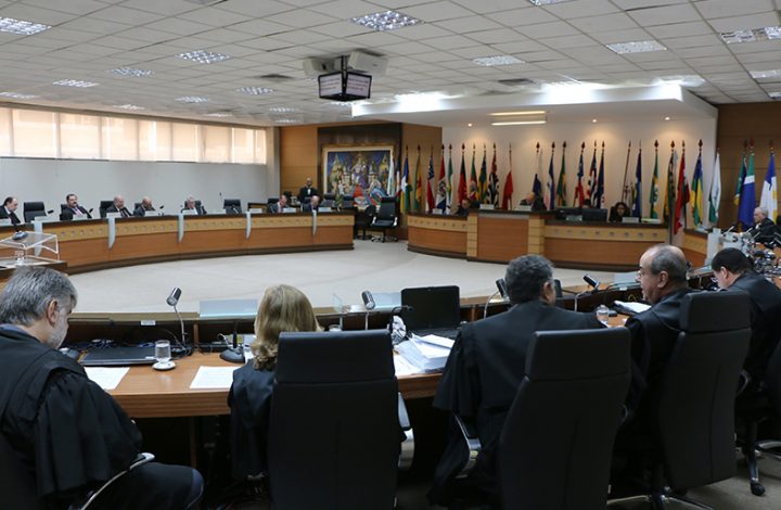 Tribunal Pleno suspende artigo de lei que determinava aos familiares de pessoa homenageada com nome de rua que pagassem pela placa