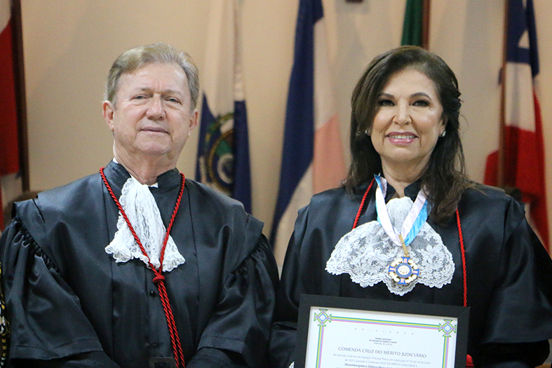 O presidente do TJES, desembargador Fabio Clem, e a Desembargadora Débora Correa posam para foto.