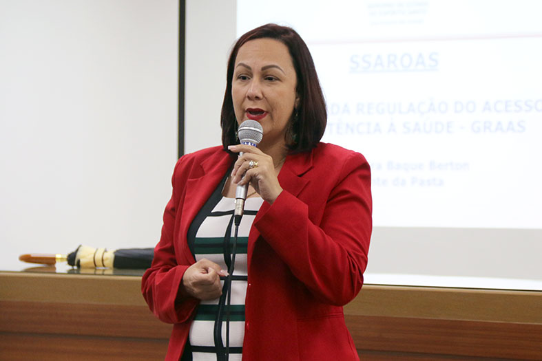 A Assistente Social Andréa Nobre discursando