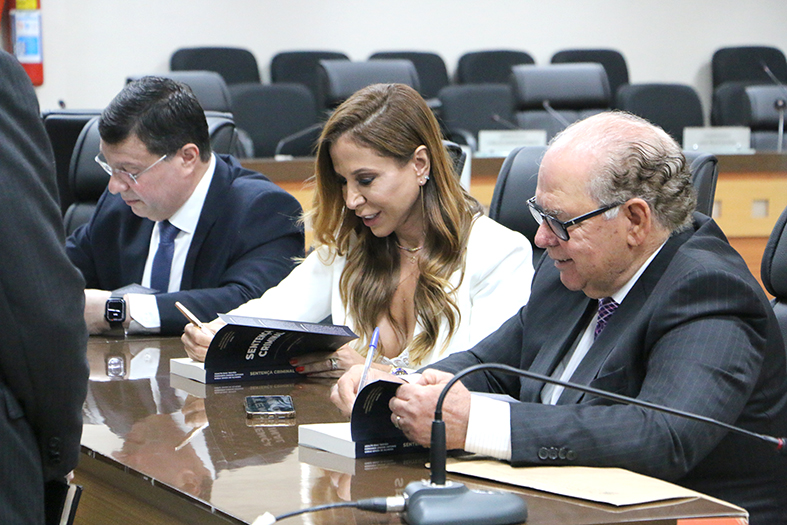 Autoridades do judiciário capixaba autografam livro.