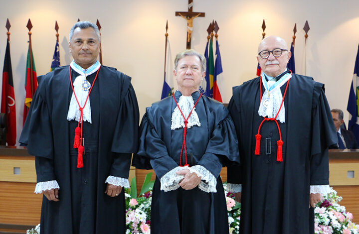 Desembargadores Sérgio Ricardo e Raimundo Siqueira são empossados em sessão solene