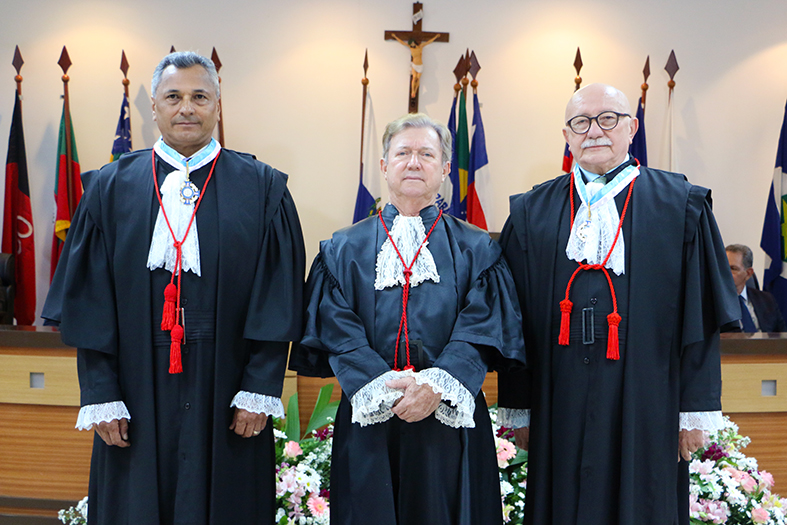 Os desembargadores Sérgio Ricardo e Raimundo Siqueira posam ao lado do presidente do TJES, desembargador Fabio Clem de Oliveira.