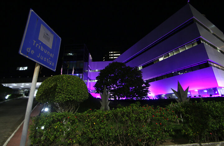 Prédio do TJES fica iluminado na cor roxa para campanha de conscientização da epilepsia