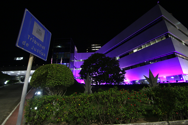 foto noturna do p´redio do tjes com iluminação em tom de cor roxo