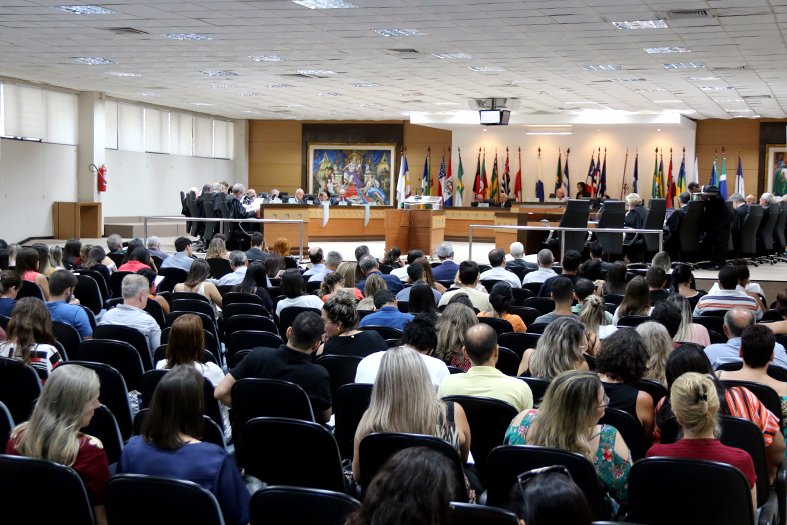 Sessão do Tribunal Pleno no Palácio Renato de Mattos, sede do Poder Judiciário Estadual.