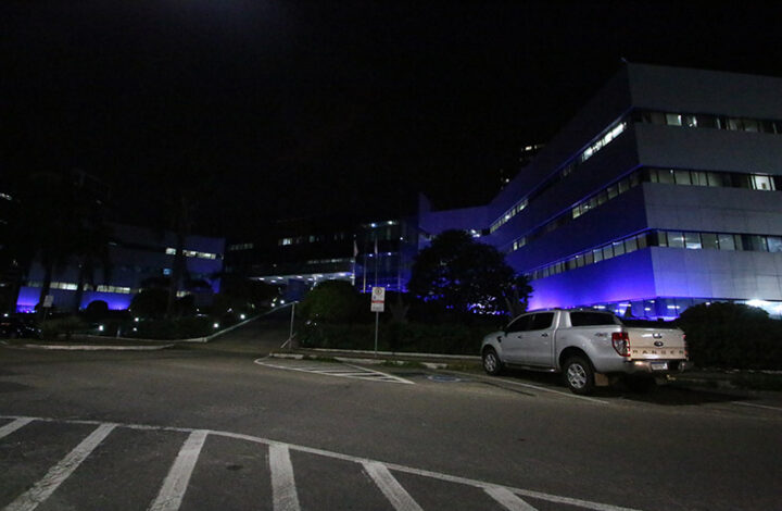 TJES adere campanha de conscientização do autismo e recebe iluminação azul neste mês