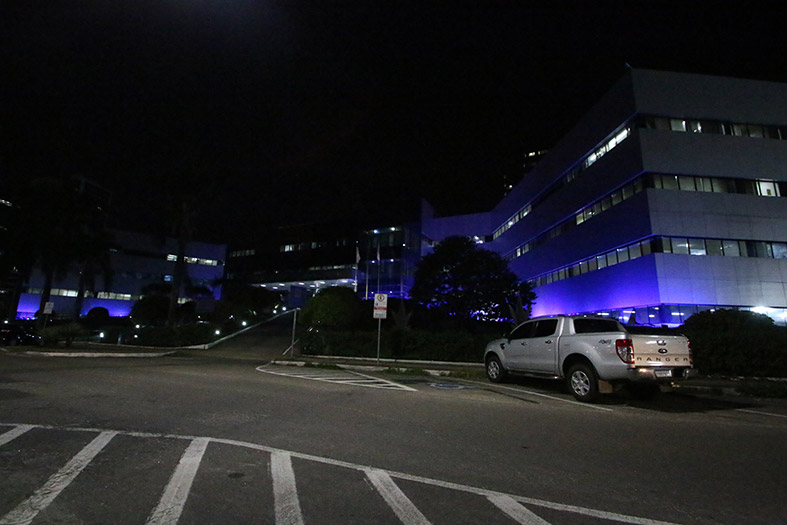 Fachada do prédio do TJES iluminada na cor azul.