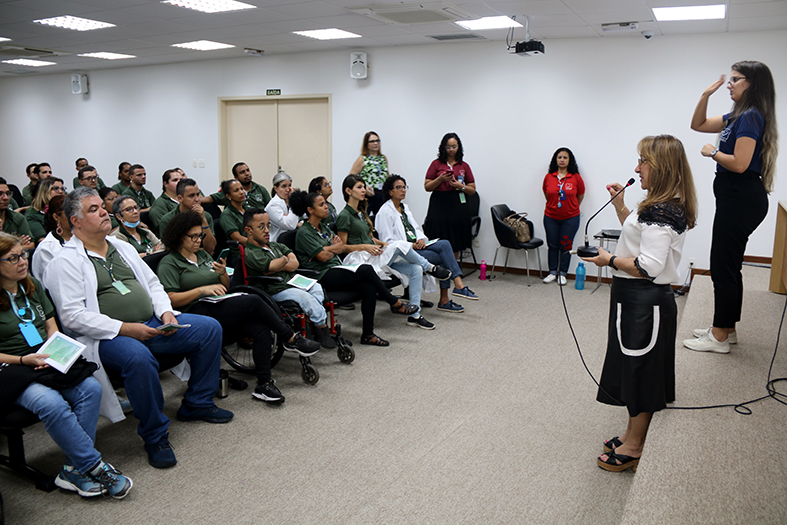 A Juíza Hermínia Azoury, coordenadora da Coordenadoria Estadual da Mulher em Situação de Violência Doméstica e Familiar, fala com PCDs em evento na Corregedoria.