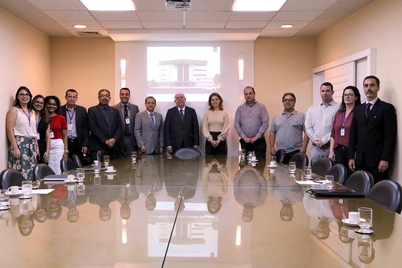 Desembargador Sérgio Luiz Teixeira Gama, representantes da empresa vencedora da licitação e engenheiros responsáveis pela obra posam para foto.