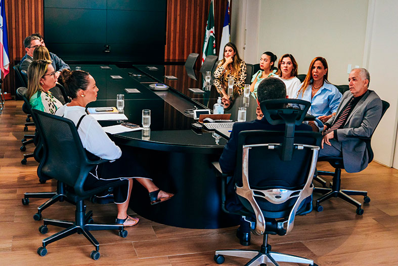 Reunião entre representantes da Corregedoria Geral da Justiça do Espírito Santo e do Município de Viana.