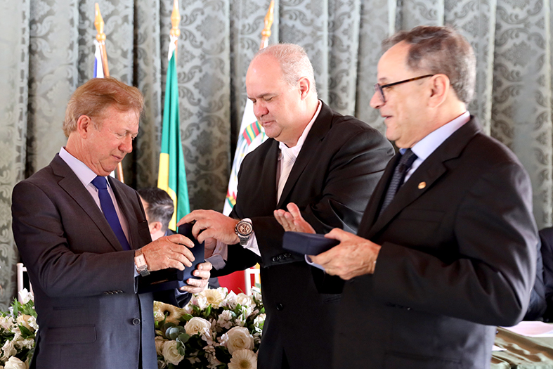 O Presidente do Tribunal de Justiça do Espírito Santo recebe homenagem em Apiacá.