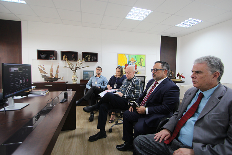 Autoridades diversas em reunião.