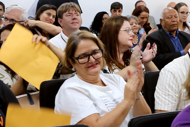 Representantes de Instituições capixabas que recebem pessoas para o cumprimento de pena de prestação de serviços à comunidade aplaudem à entrega de recursos financeiros para a realização de seus projetos sociais.