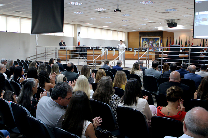 A presidente do Grupo de Metas do CNJ, desembargadora Janete Vargas Simões, durante sua fala no salão do tribunal pleno do TJES.