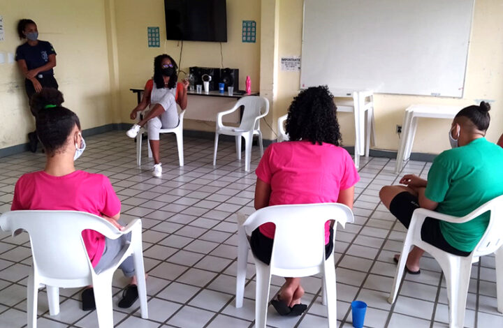 Socioeducandas da Unidade Feminina participam de Roda de Conversa sobre Igualdade Racial