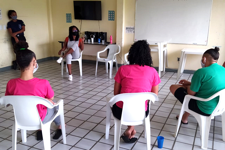 pessoas em uma sala reunidas em círculo