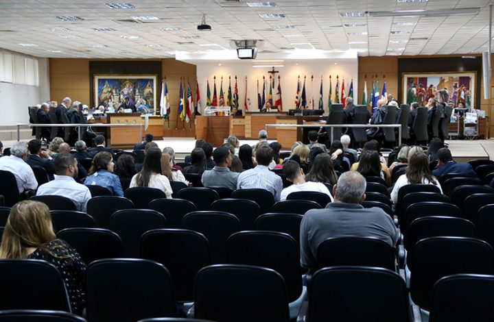Pleno suspende lei que estabelece aumento no piso salarial de professores municipais de Vitória