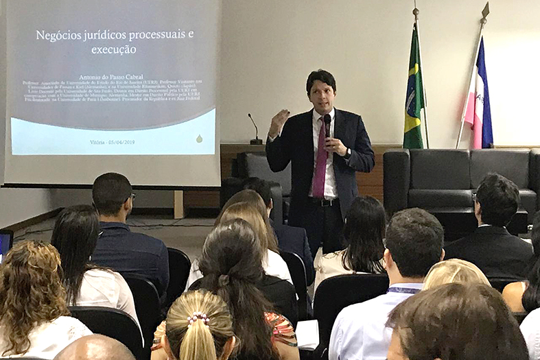 Palestrante em auditório da Corregedoria.