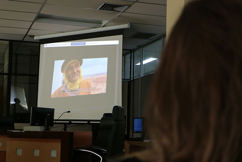 Servidora do TJES assiste ao documentário Lixo Extraordinário durante sessão do projeto Ofi-Cine.