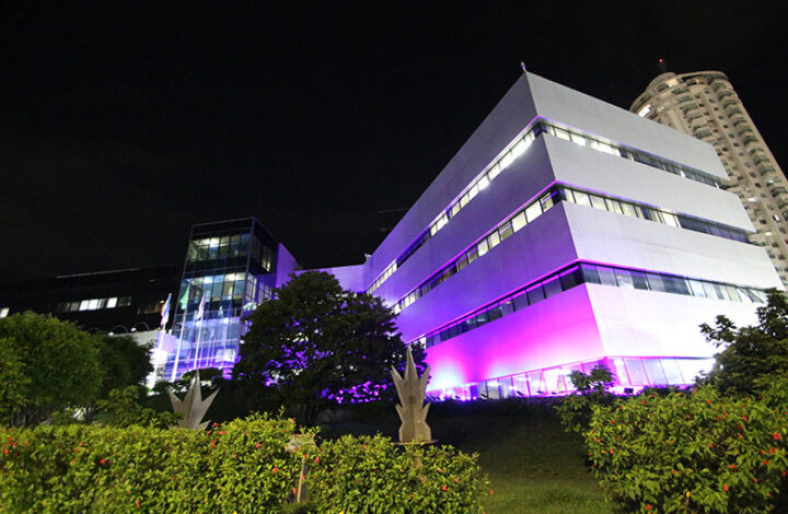 Cor roxa ilumina fachada do TJES para a conscientização da Campanha Março Roxo