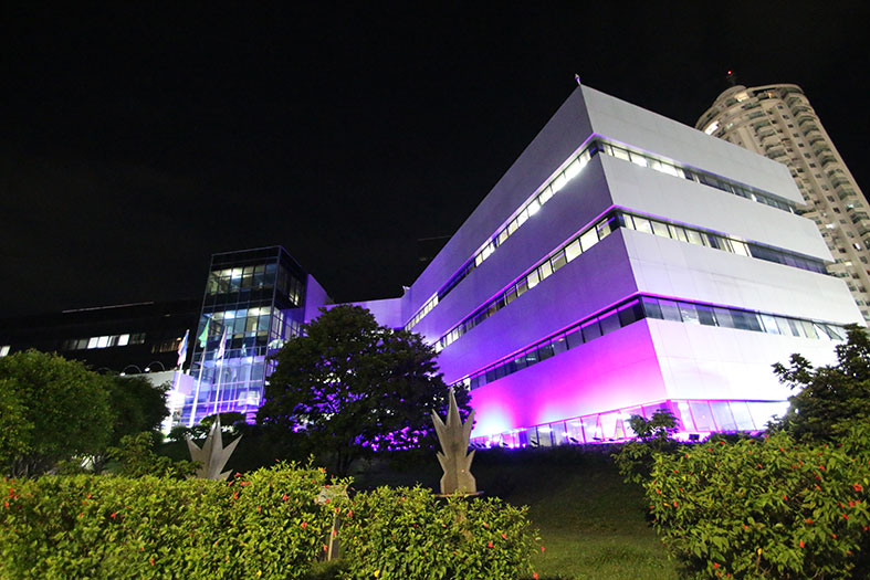 Fachada do Tribunal de Justiça do Espírito Santo iluminada na cor roxa.