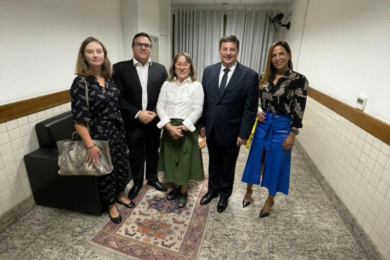 Autoridades do judiciário reunidos para foto.