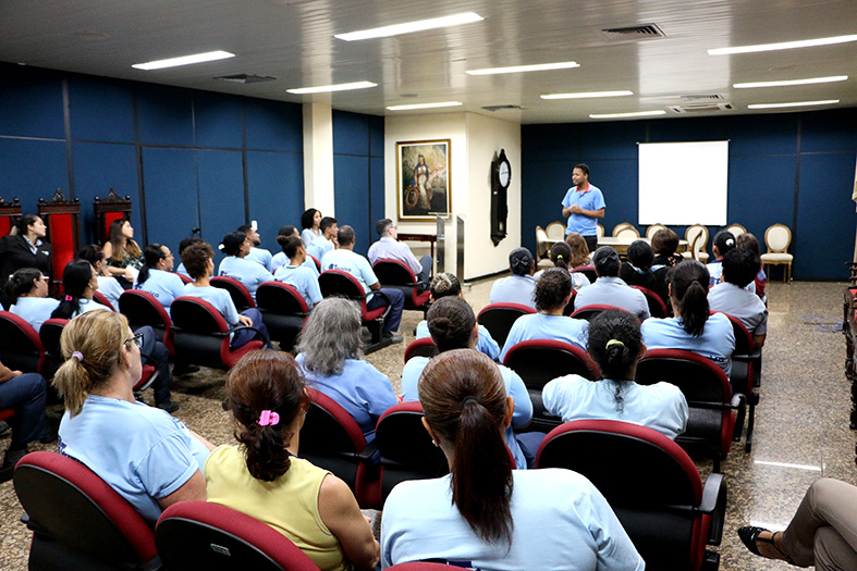Representante da Associação de Catadores, Sr. Lúcio Heleno dos Santos ministra palestra sobre descarte correto de resíduos no salão nobre o TJES.