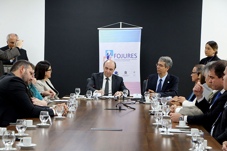 O presidente do Tribunal de Justiça do Espírito Santo, desembargador Samuel Meira Brasil Jr., reunido com alguns membros do Fórum Permanente do Poder Judiciário no Estado do Espírito Santo (Fojures).