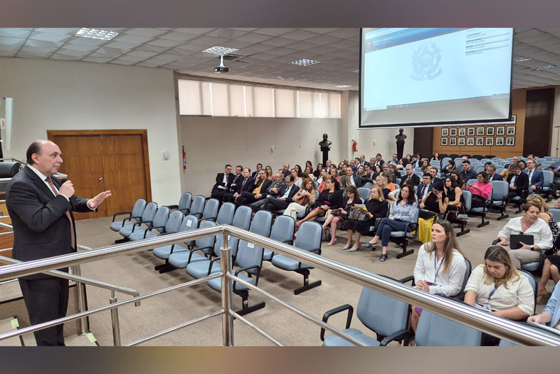 O presidente do TJES, desembargador Samuel Meira Brasil Jr., fala aos magistrados e magistradas presentes na reunião para otimizar processo de remoções homologadas pelo Tribunal Pleno.