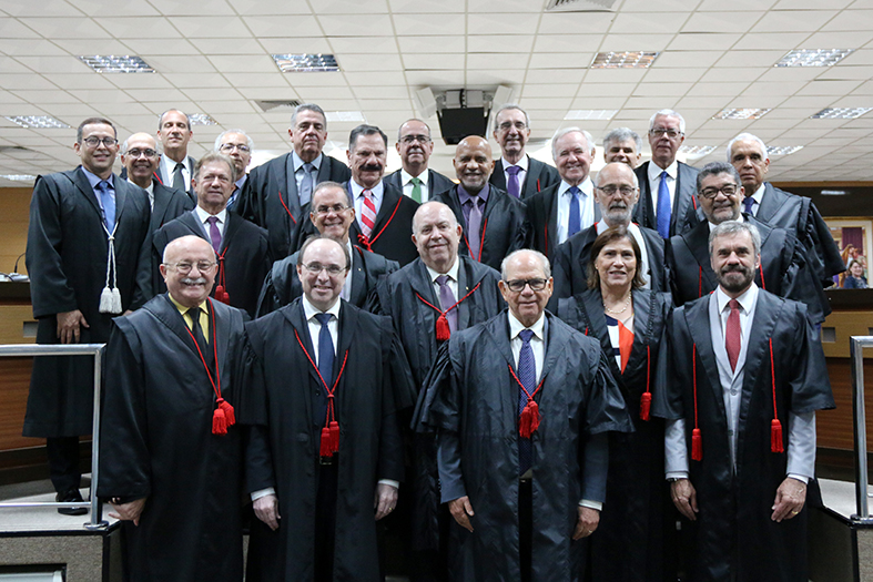 Desembargadores do TJES posam para foto no salão Pleno