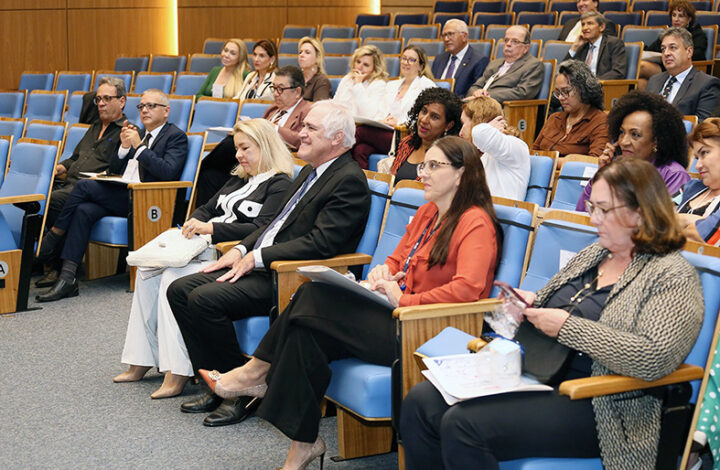 Ouvidora da Ouvidoria da Mulher do TJES participa de 35ª Reunião do Coleouv no auditório do TRT