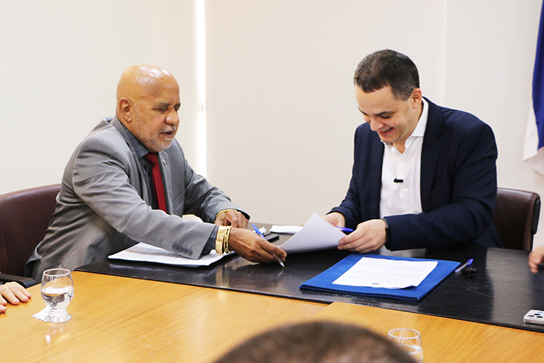 O Corregedor-Geral da Justiça do ES, desembargador Willian Silva e o Prefeito de Vitória/ES, Lorenzo Pazolini assinam termo de cooperação para regularização fundiária.