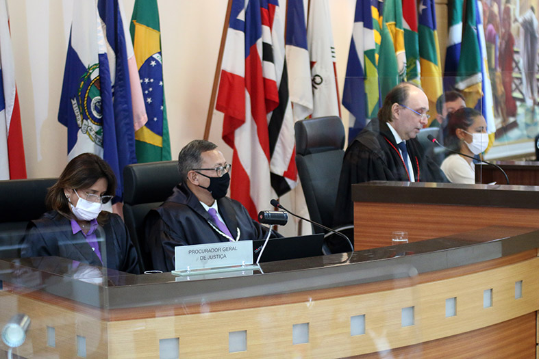 Autoridades diversas no salão do tribunal pleno do tjes.