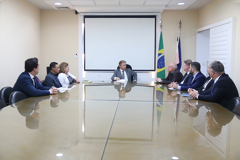 O presidente do TJES, desembargador Fabio Clem, e o desembargador Pedro Vals Feu Rosa em reunião com representantes da OAB-ES.