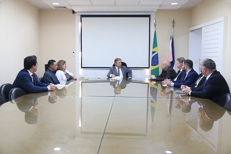 O presidente do TJES, desembargador Fabio Clem, e o desembargador Pedro Vals Feu Rosa em reunião com representantes da OAB-ES.