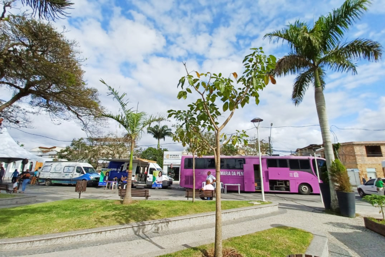 Ônibus de cor rosada que faz atendimentos jurídicos para mulheres vítimas de violência doméstica e familiar.