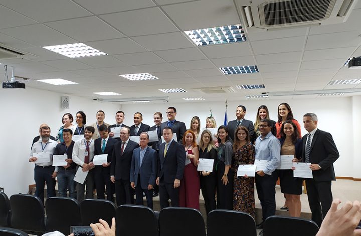 Mais de 30 servidores recebem certificado do Curso de Pós-Graduação da Emes
