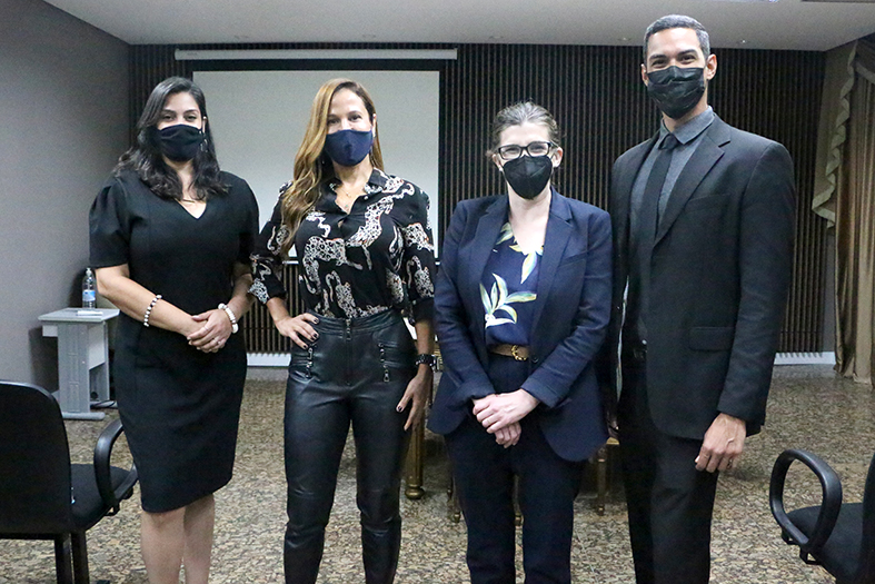 Quatro pessoas posam para foto.