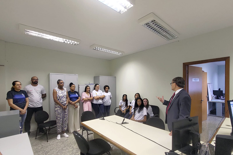 Alunos da Escola Estadual de Ensino Fundamental e Médio Cândida Póvoa visitam o Fórum de Apiacá e são recebidos pelo juiz diretor do Fórum, Dr. Evandro Coelho de Lima.