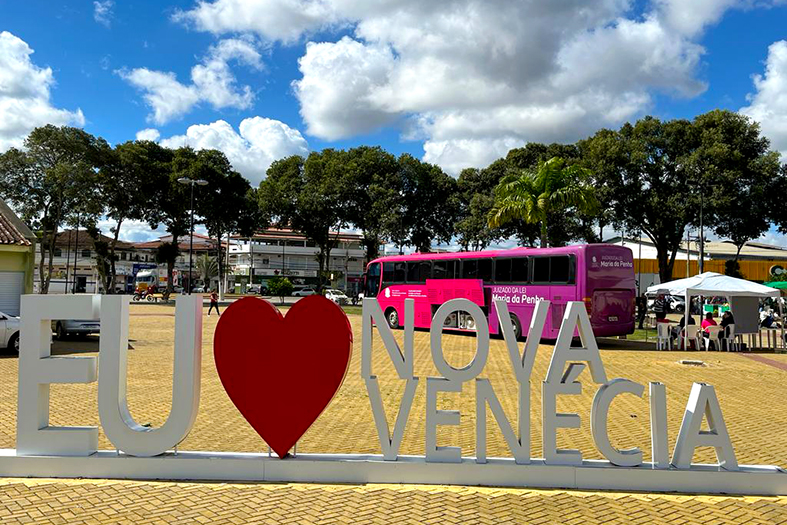 Ônibus do Juizado Itinerante da Lei Maria da Penha estacionado na praça de Nova Venécia.