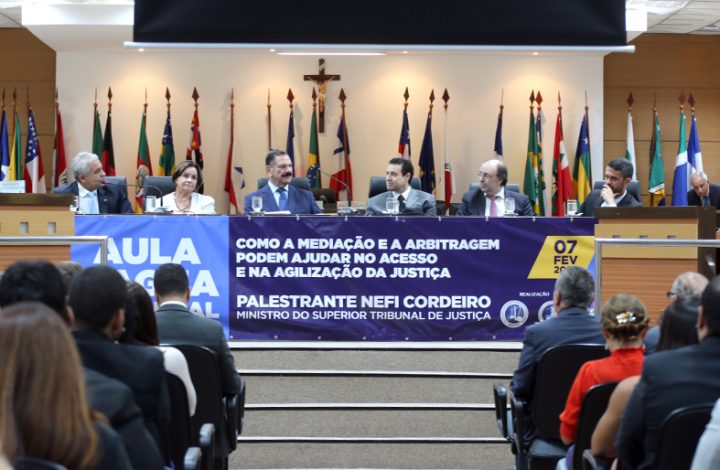 Ministro do STJ fala sobre mediação e arbitragem para agilização da Justiça em aula da Esmages no TJES