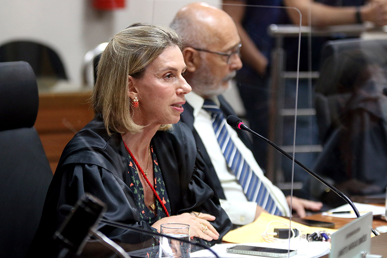 A desembargadora Marianne Júdice, mulher de pele branca e cabelos loiros.
