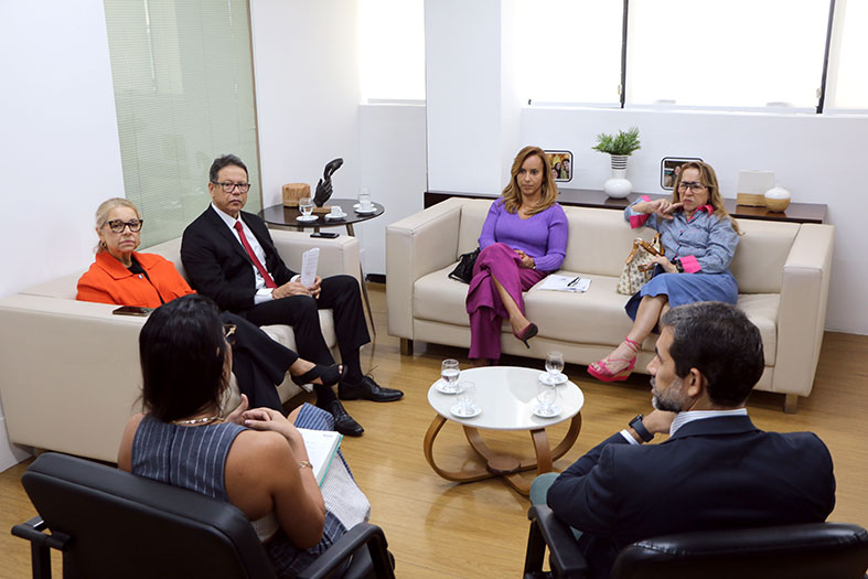 Autoridades diversas debatem em reunião no gabinete do Desembargador Eder Pontes.