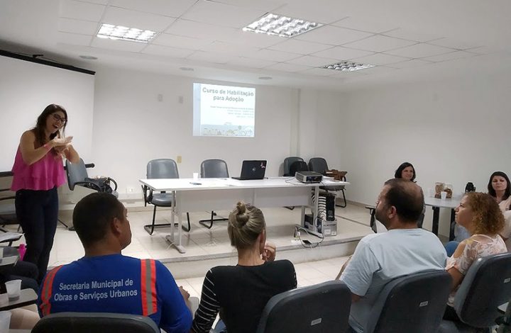 Comarca de Linhares realiza curso de preparação acessível para postulantes à adoção