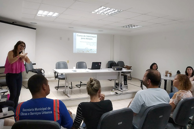 Postulantes à adoção atendem ao curso preparatório promovido pelos servidores do juízo de linhares.